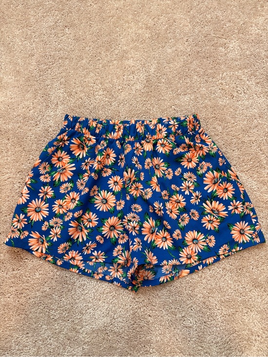 Tyche Pants - Tyche High-Waist Floral Shorts in Navy with Orange Daisy Print
